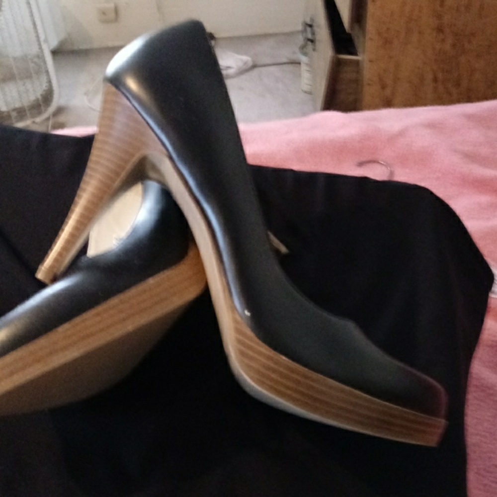 Shoes - Picture 2 of 5